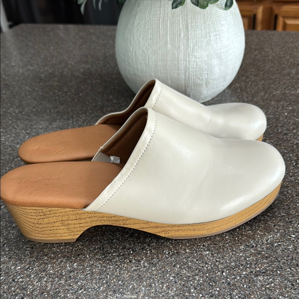 Universal Thread Cream Mules with Rounded Toe - Picture 2 of 5